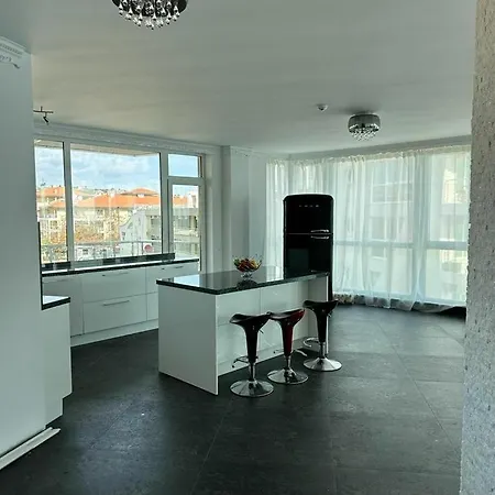 Front Luxurious Two Bedroom Apartament Beala