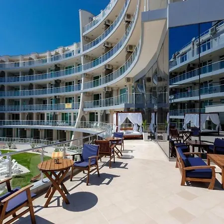 Front Luxurious Two Bedroom Apartament