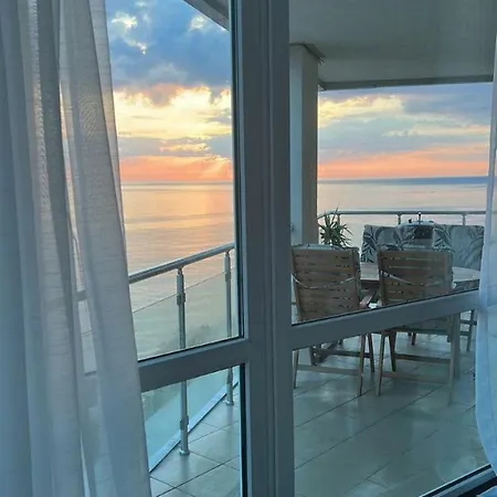 Front Luxurious Two Bedroom Apartament