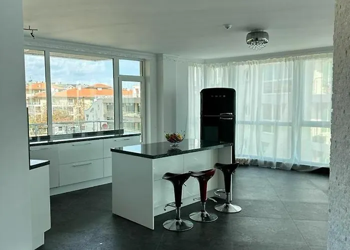 Front Luxurious Two Bedroom Apartament Bjała