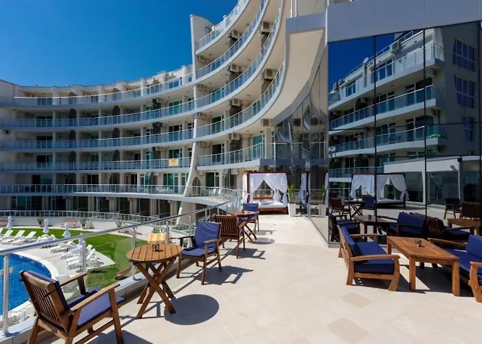 Front Luxurious Two Bedroom Apartament