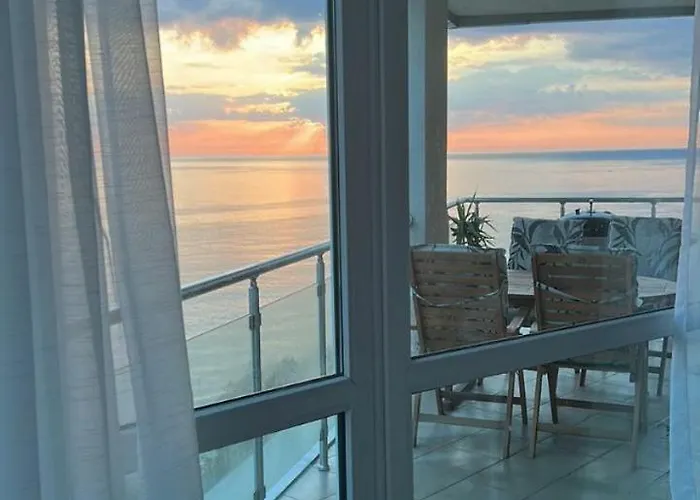 Front Luxurious Two Bedroom Lejlighed